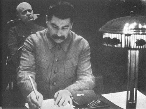 Stalin tekent doodvonnissen