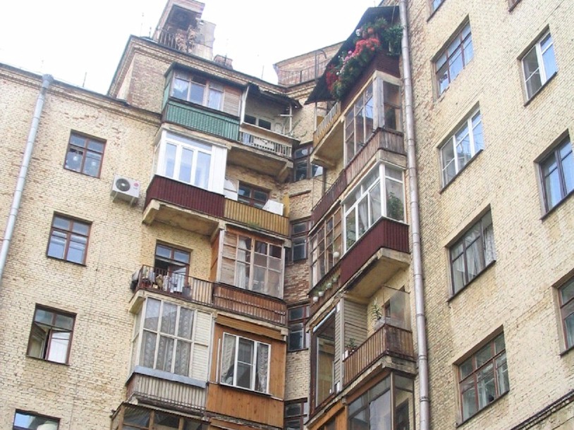 Balcons typiques des appartements à Moscou