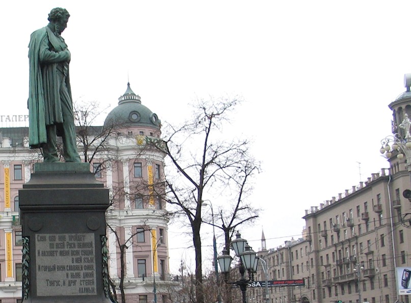 Statue d'Aleksander Pouchkine à la Place Pouchkine à Moscou
