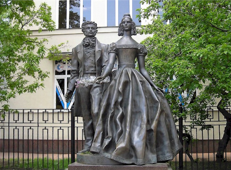 Standbeeld van Poesjkin en Natalja op de Arbat