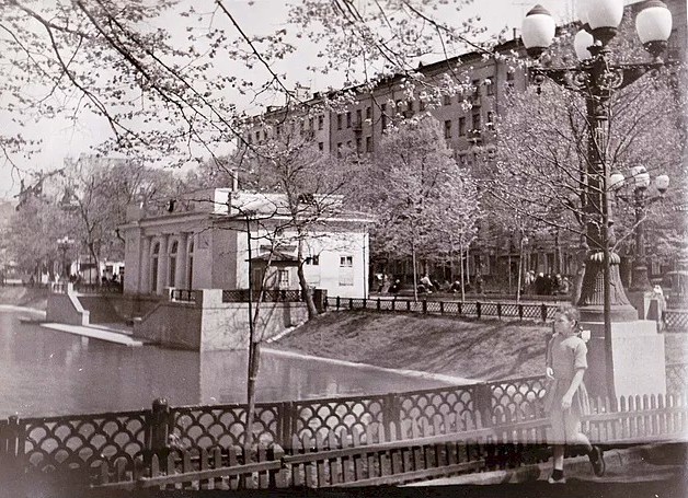 The pavilion in 1913 in 1950